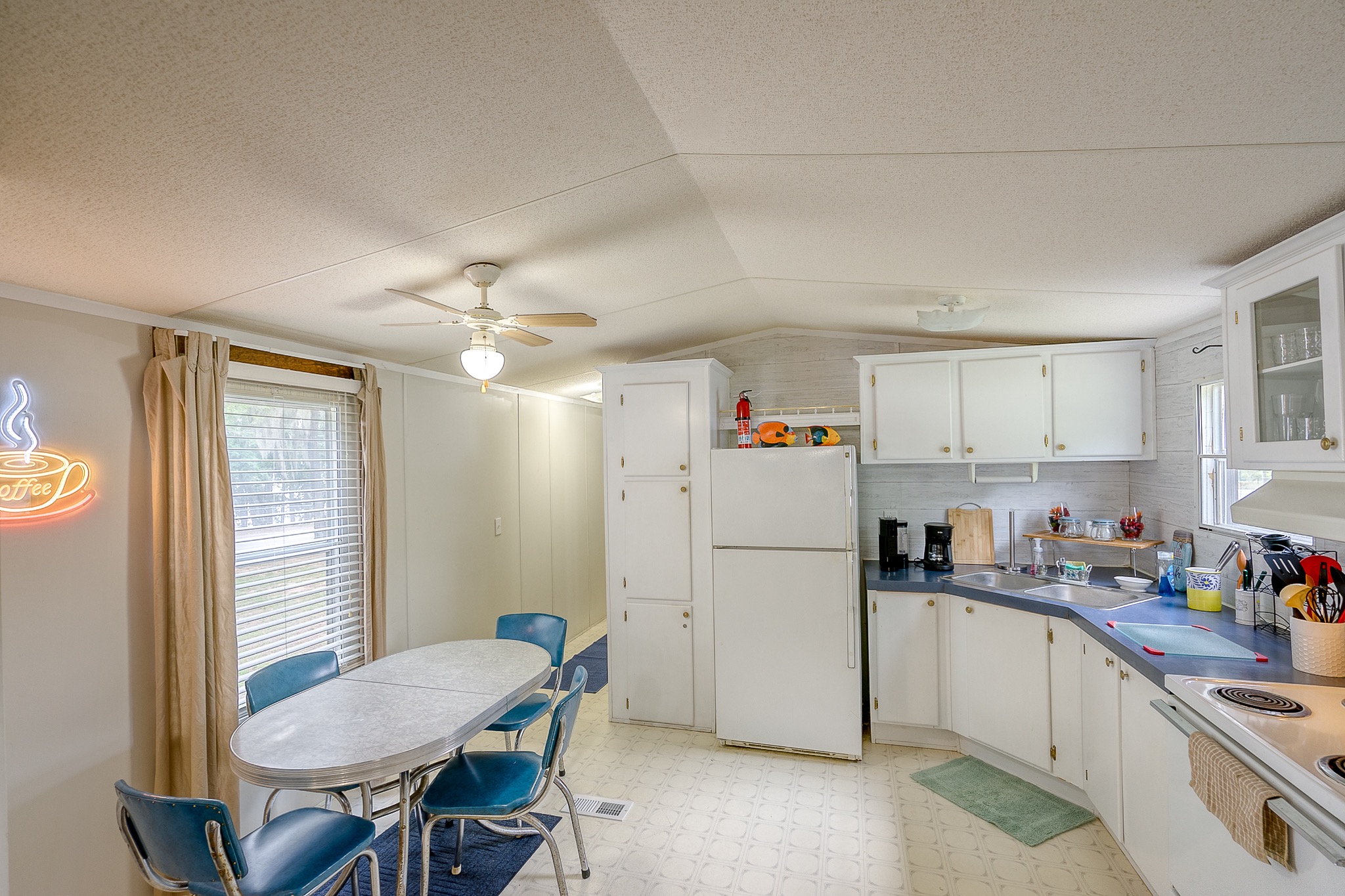 Equipped kitchen and dining area